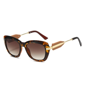 Fashion oversized tortoiseshell sunglasses with brown gradient lenses and gold arrow hinges