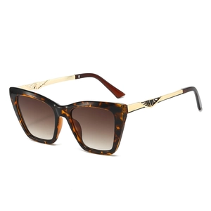 Chic cat eye sunglasses with tortoiseshell frame, gold metal temples and gradient lenses