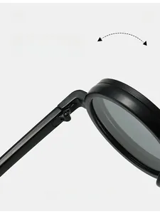Détail de la charnière durable sur les lunettes de soleil rondes noir mat élégantes