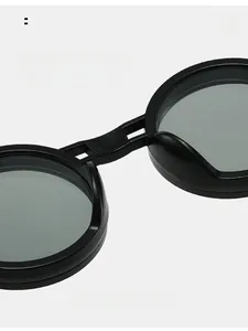 Gros plan sur les plaquettes de nez intégrées confortables de lunettes de soleil rondes