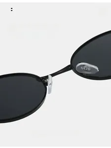 Dettaglio dei naselli ergonomici in silicone su occhiali da sole in metallo nero per comfort