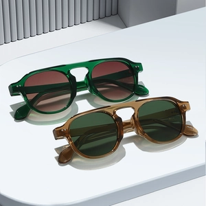 Retro-Sonnenbrille mit rundem Rahmen in Transparentgrün und Tee mit UV-Schutz