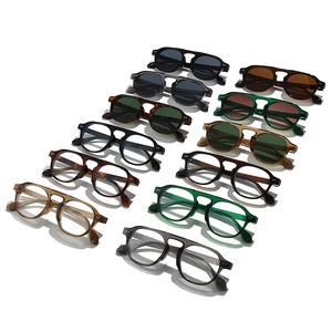 Retro-Sonnenbrille mit rundem Rahmen in verschiedenen Farben wie Schildpatt und Transparent