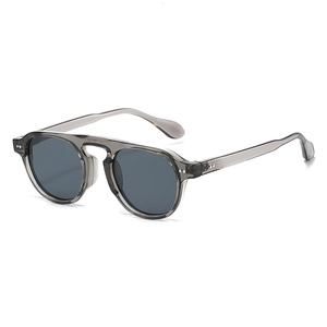 Retro-Sonnenbrille mit lichtdurchlässigem grauem Rundrahmen und Doppelsteg-Design