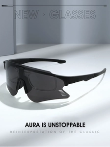 Nahaufnahme der schwarzen Radsportbrille mit Panorama-Glas und integriertem Korrekturrahmen