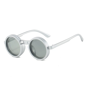 Lunettes de soleil rondes argentées style rétro punk avec verres gris foncé à un angle de 45°