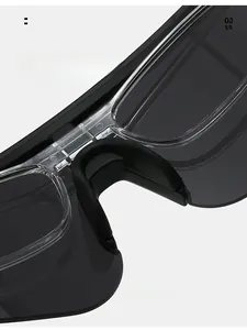 Detailaufnahme der komfortablen schwarzen U-förmigen Nasenpads aus Weichgummi für Radbrillen
