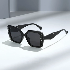 Vintage Square Sunglasses UV400 Protection PC Frame Fashion Rivet Eyewear For Driving Outdoor Activities Women