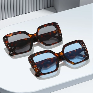 Trend square tortoiseshell sunglasses with silver rivets and gradient colored lenses