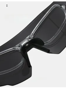 Detailansicht der weichen rutschfesten Nasenpads an der transparenten Radsport-Sonnenbrille