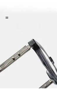 Détail d'une monture TR90 gris translucide avec charnière métallique flexible renforcée