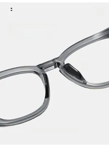 Détail des plaquettes de nez intégrées sur une monture de lunettes TR90 gris transparent