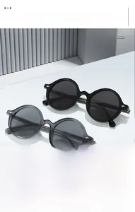 Détail de lunettes de soleil ovales avec monture TR90 vintage et charnières métalliques en losange