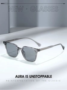 Détail de lunettes de soleil carrées en TR90 gris translucide avec charnière métallique