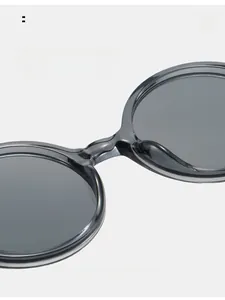 Vue détaillée des plaquettes de nez intégrées sur la monture grise de lunettes de soleil
