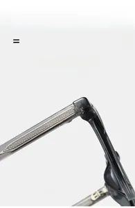 Vue macro des branches de lunettes de soleil TR90 gris fumé avec noyau métallique