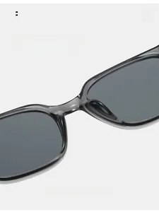 Détail des plaquettes de nez intégrées sur lunettes de soleil carrées TR90 confortables