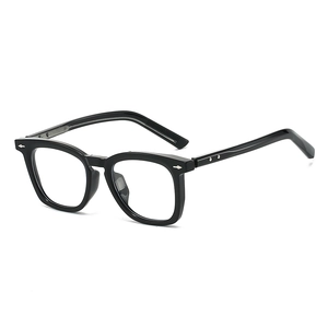 Lunettes carrées rétro en TR90 noir avec rivets argentés présentées sous un angle de 45 degrés