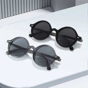 Lunettes de soleil rétro ovales en TR90 noir et gris transparent avec accents métalliques