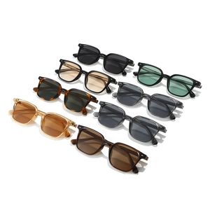 Lunettes de soleil carrées TR90 surdimensionnées en plusieurs coloris avec rivets en métal