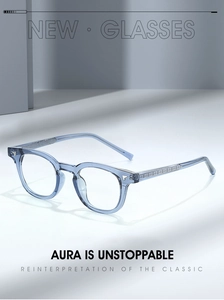 Détail de lunettes TR90 bleu transparent montrant le noyau en métal gravé à l'intérieur