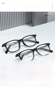 Détail des lunettes TR90 anti-lumière bleue avec gravure métallique argentée sur branches