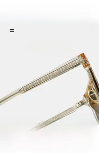 Détail de la branche de lunettes TR90 ambre transparent avec âme métallique florale
