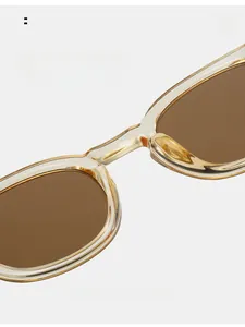 Détail des plaquettes de nez intégrées sur lunettes de soleil TR90 pour un grand confort