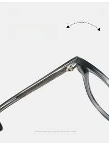 Détail de la charnière métallique durable sur monture TR90 grise pour un usage prolongé