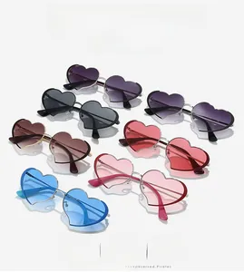 Set de gafas de sol de corazón en metal con siete colores variados sobre fondo blanco