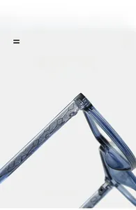 Détail des lunettes TR90 bleues translucides avec âme en métal et branches élastiques