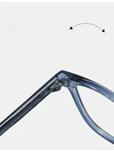 Gros plan sur la charnière métallique robuste et la branche de lunettes TR90 bleu clair