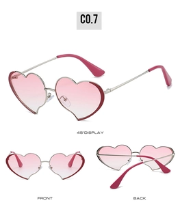 Vistas detalladas de gafas de sol de corazón con montura roja y lentes degradadas
