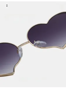 Detalle de almohadillas de silicona cómodas y puente metálico dorado en gafas de corazón