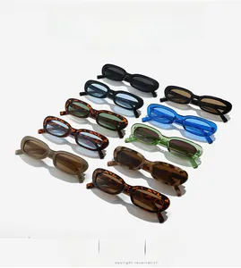 Grille détaillée présentant des lunettes de soleil ovales vintage en diverses couleurs acidulées