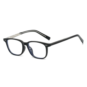 Lunettes carrées TR90 noires classiques avec verres anti-lumière bleue et branches métalliques
