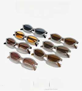 Assortimento di occhiali da sole cat-eye con montature in strass e lenti colorate