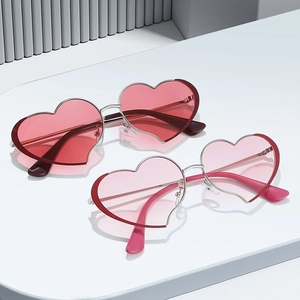 Gafas de sol de moda con forma de corazón con lentes rosas y montura metálica fina