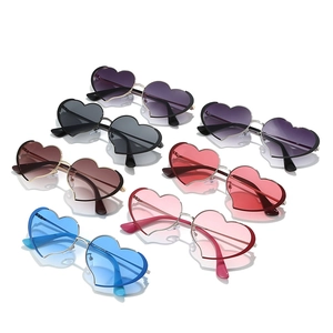 Colección de siete gafas de sol metálicas con forma de corazón en varios colores vibrantes