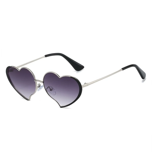 Gafas de sol de corazón en metal plateado con lentes degradados violetas en blanco