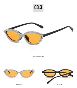 Viste dettagliate degli occhiali da sole cat-eye con strass e lenti arancioni da più angoli