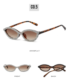 Dettaglio degli occhiali da sole cat-eye con bordi in strass e stanghette tartarugate