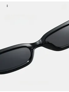 Gros plan sur les plaquettes de nez intégrées de ces lunettes de soleil noires rectangulaires