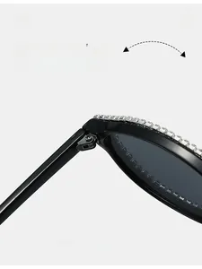Dettaglio della cerniera resistente e degli strass scintillanti sulla montatura cat-eye