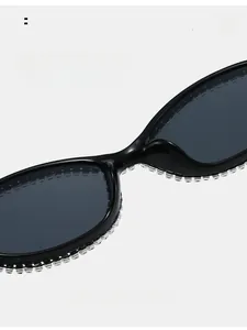 Dettaglio degli occhiali da sole cat-eye con strass eleganti e naselli molto confortevoli