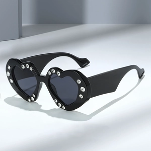 Heart Shaped Rhinestone Sunglasses UV400 Protection Oversized Trendy Eyewear For Party Outdoor Fashion Accessory For Women Men