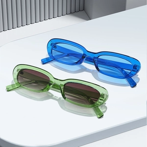 Lunettes de soleil ovales rétro aux couleurs translucides bleues et vertes, vue de face