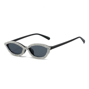 Occhiali da sole cat-eye con montatura nera e tre file di strass argentati brillanti