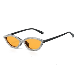Occhiali da sole cat-eye chic con montatura nera e strass e lenti arancioni