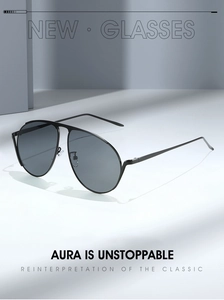 Détail de lunettes aviateur en métal noir avec verres polarisés gris foncé